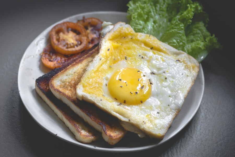 Desayuno tradicional servido a la mesa